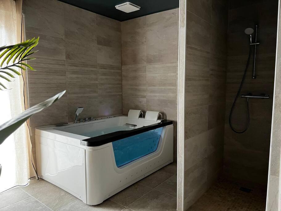Scorfel Lodge, Iconic, Spa, Sauna & Terrasse トレガステル エクステリア 写真